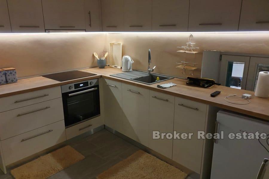 Maison en pierre, première rangée de la mer