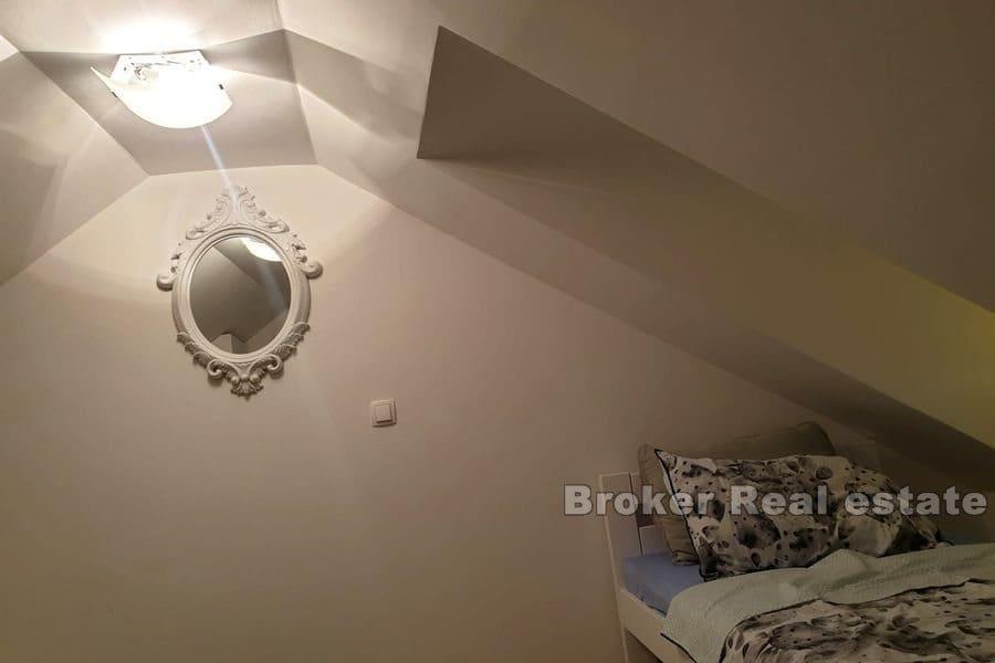 Maison en pierre, première rangée de la mer