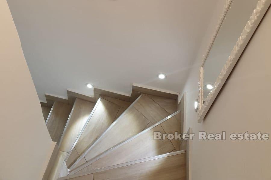 Maison en pierre, première rangée de la mer