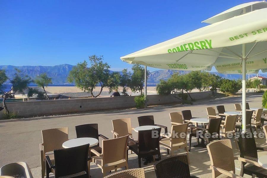 Geschäftsraum neben dem Strand