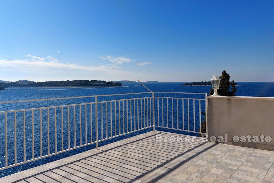 Apartmánový dům v první řadě k moři