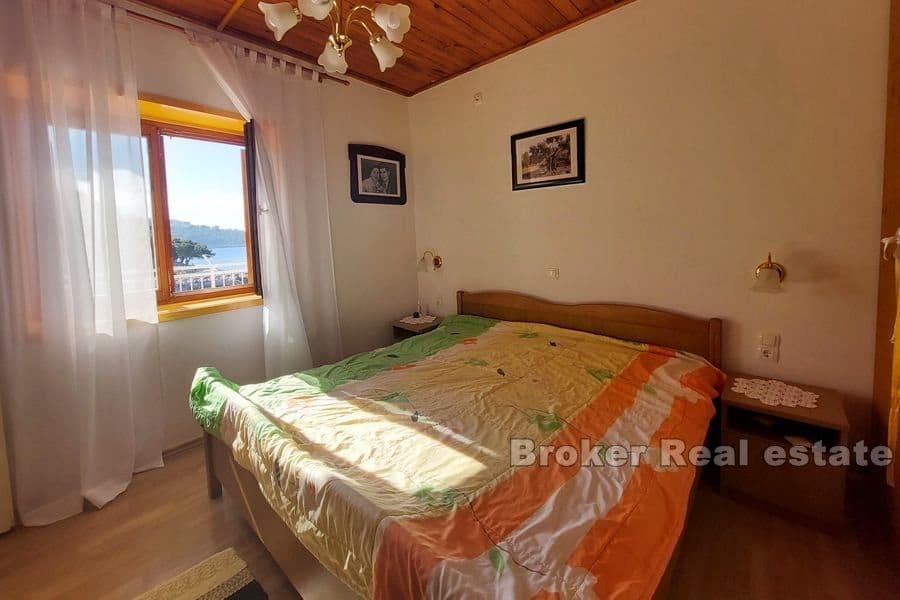 Leilighetshus i første rad til sjøen