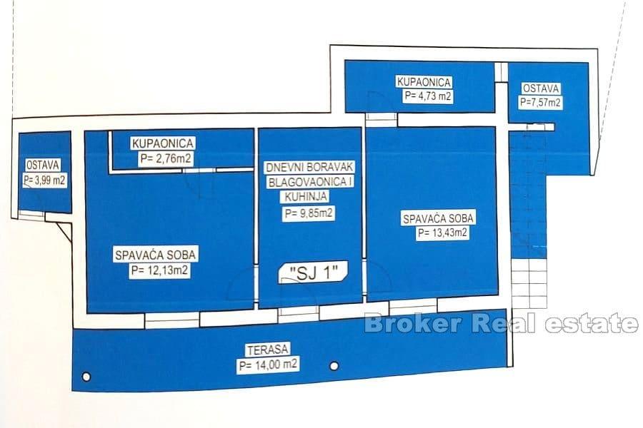 Leilighetshus i første rad til sjøen