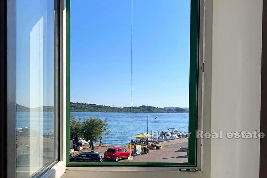 Schönes Steinhaus in der ersten Reihe zum Meer