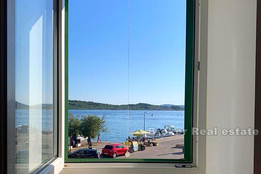 Schönes Steinhaus in der ersten Reihe zum Meer