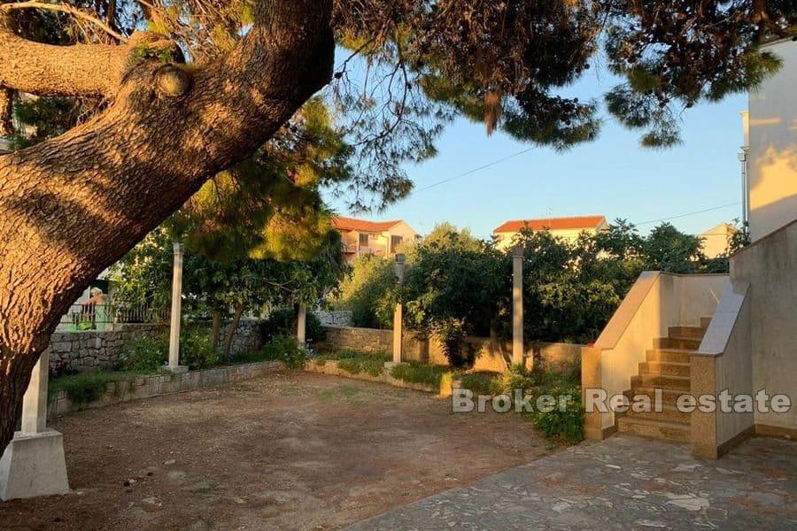 Krásný kamenný dům v první řadě k moři