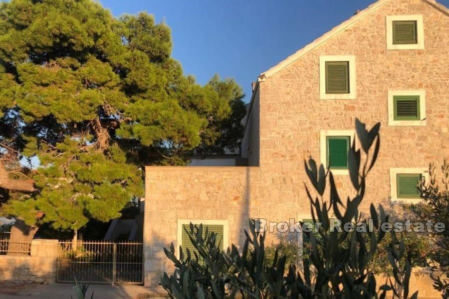 Krásný kamenný dům v první řadě k moři