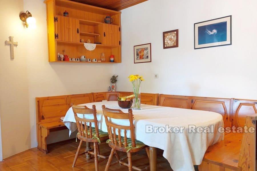 Krásný kamenný dům v první řadě k moři