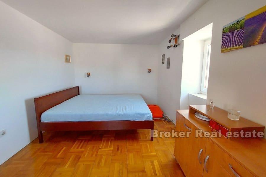 Krásný kamenný dům v první řadě k moři