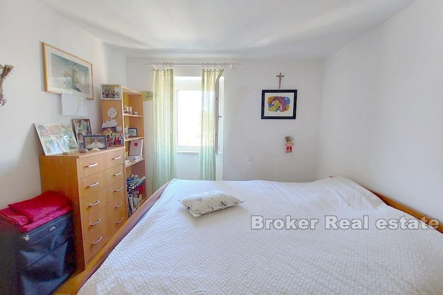 Schönes Steinhaus in der ersten Reihe zum Meer