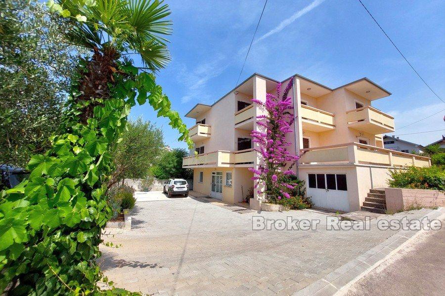 Maison avec un grand jardin