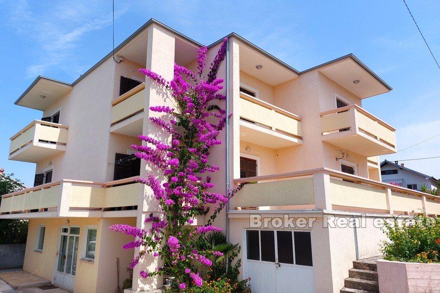 Maison avec un grand jardin