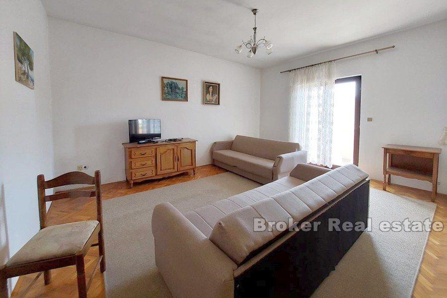 Dom z dużym ogrodem