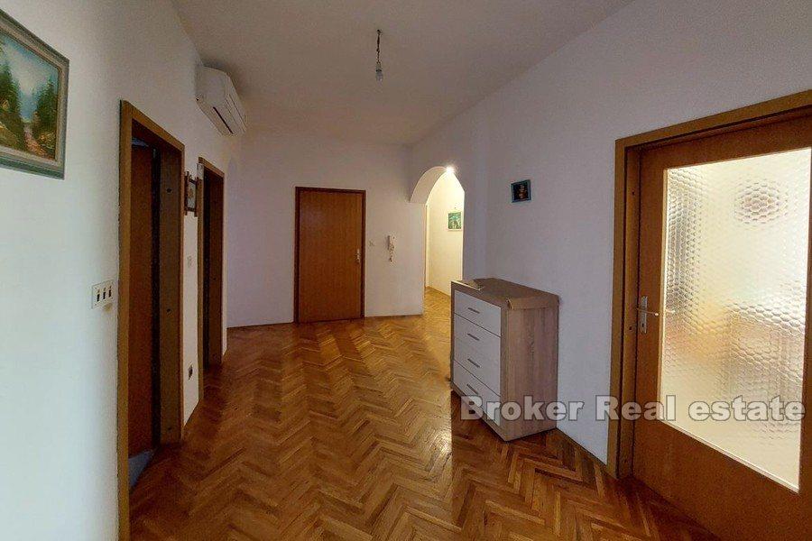 Dom z dużym ogrodem