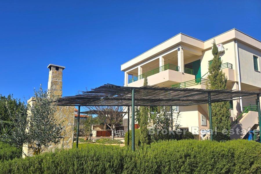 Lägenhetshus nära havet