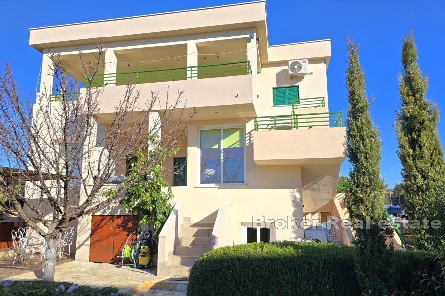 Leilighetshus nær sjøen