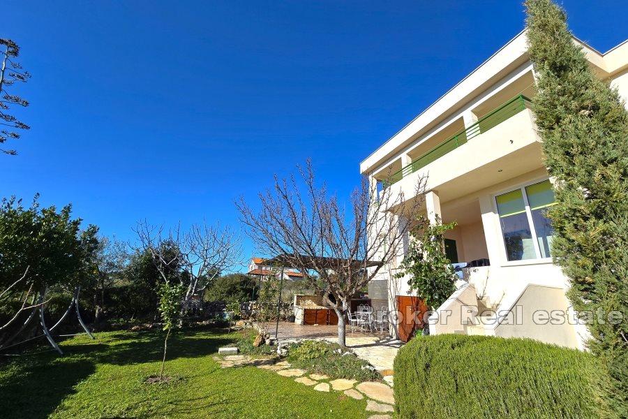 Leilighetshus nær sjøen