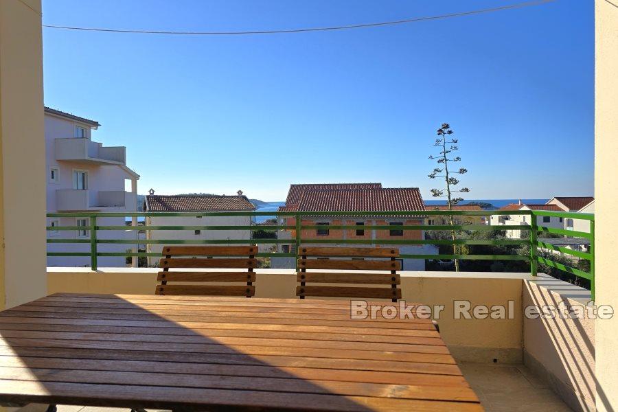 Leilighetshus nær sjøen