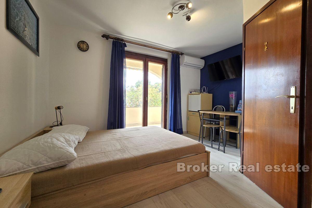 Leilighetshus i andre rad til sjøen