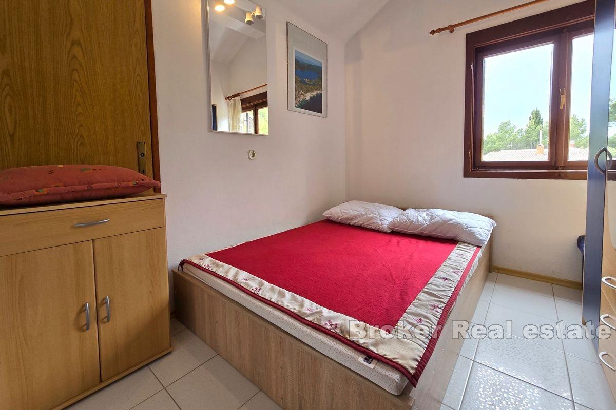 Leilighetshus i andre rad til sjøen