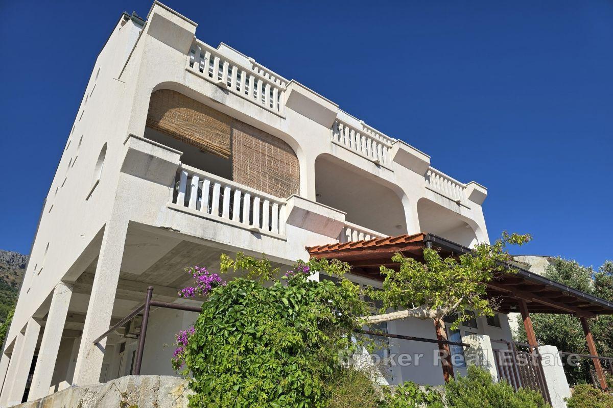 Apartmánový dům v první řadě k moři