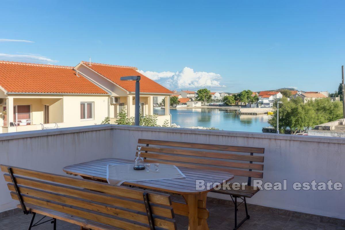 Dom z apartamentami przy plaży