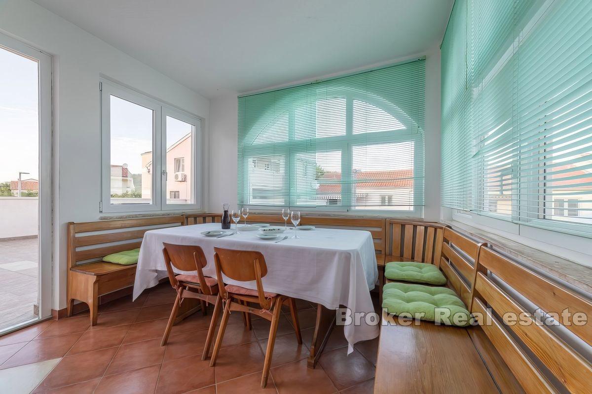 Dom z apartamentami przy plaży