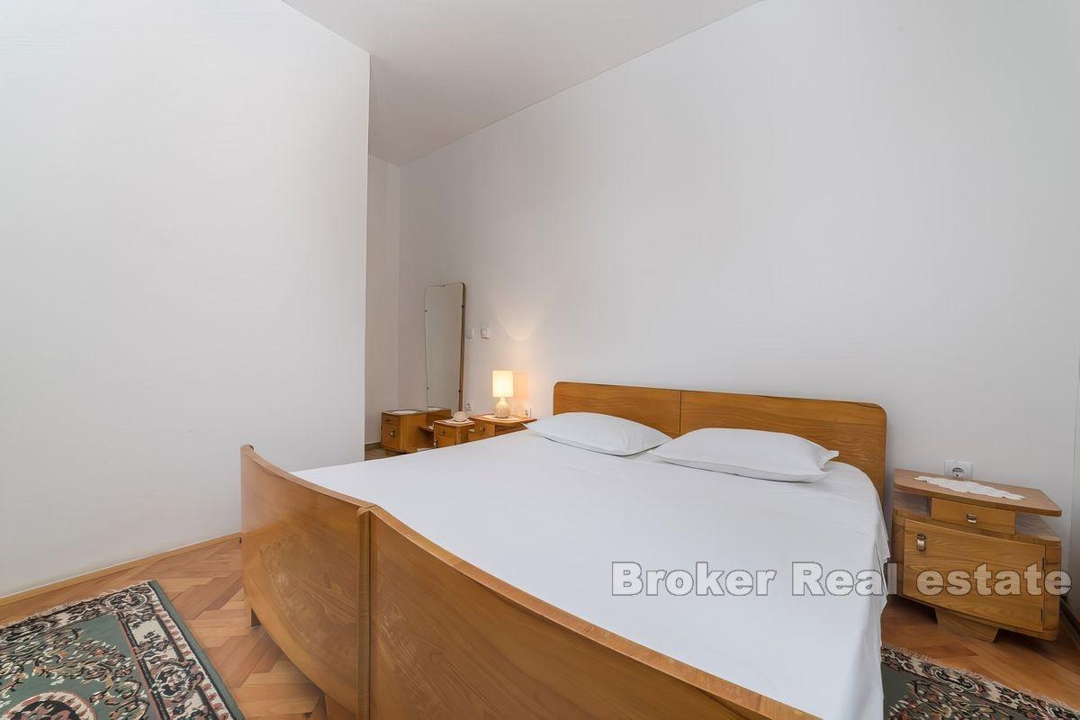 Dom z apartamentami przy plaży