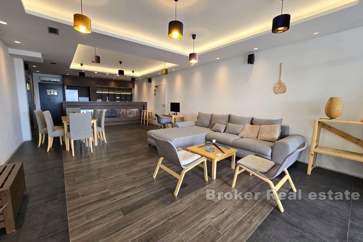 Apartman u luksuznoj apartmanskoj zgradi s pogledom na more