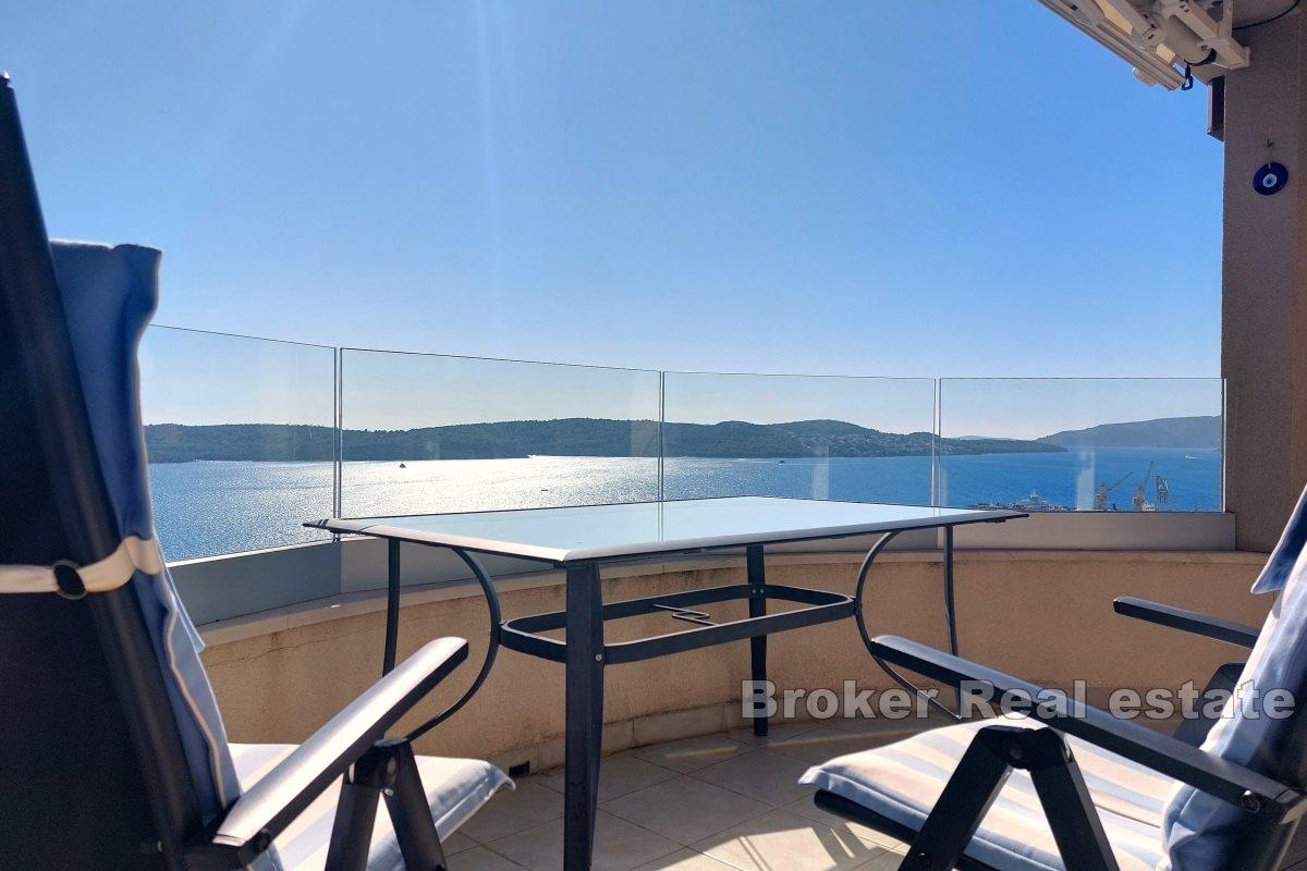 Penthouse with sea view