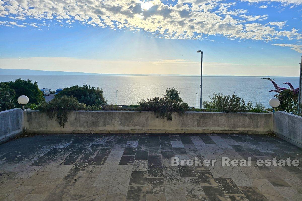 Property in the first row to the sea