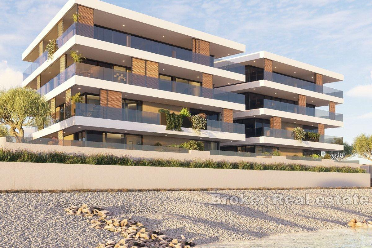 Luxury three-bedroom apartment in the first row to the sea