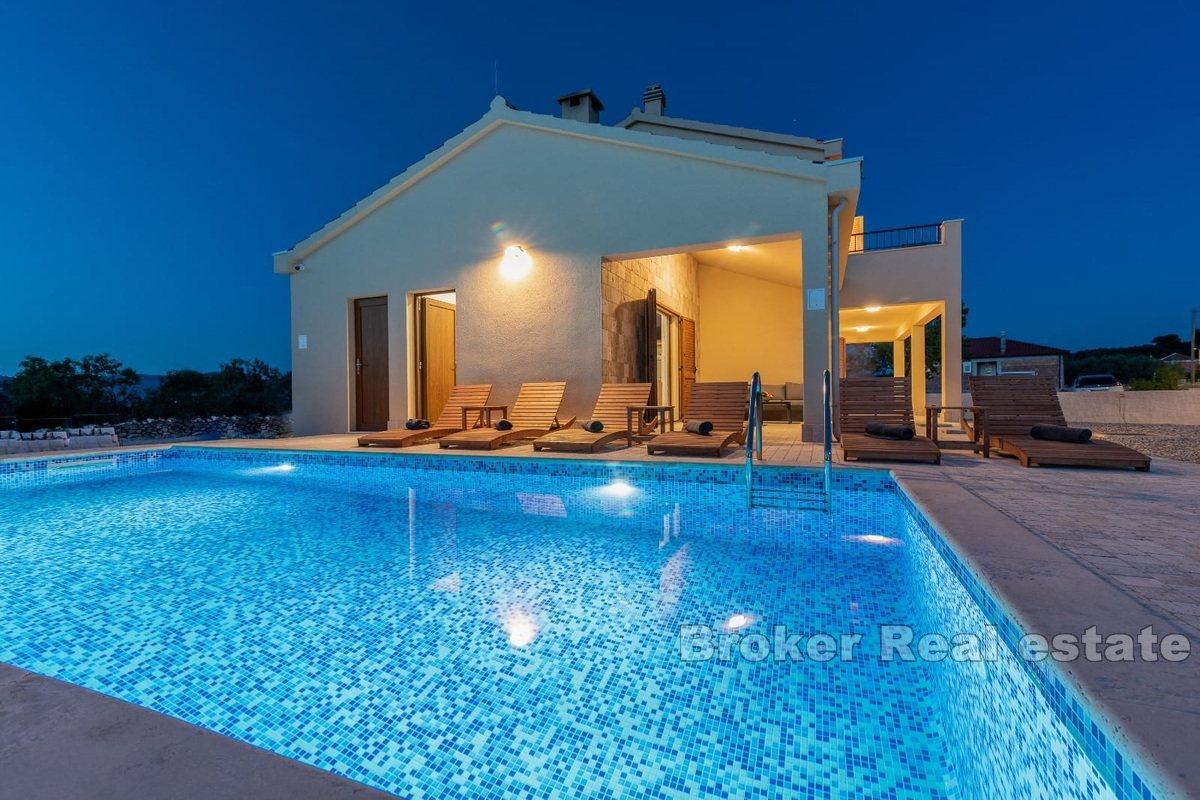House with pool and sea view