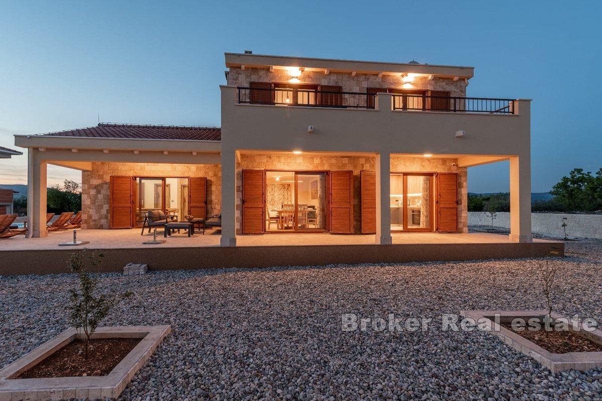 House with pool and sea view