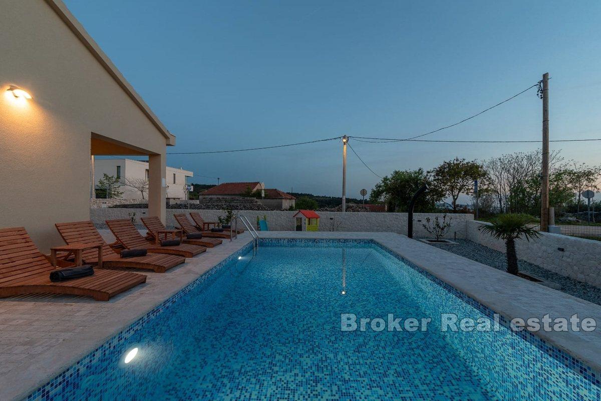 House with pool and sea view