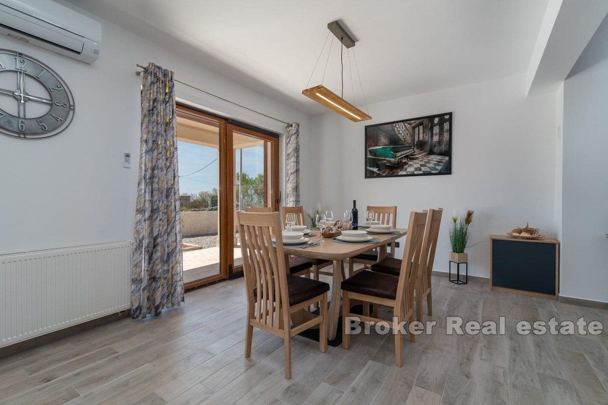 Dům s bazénem a výhledem na moře