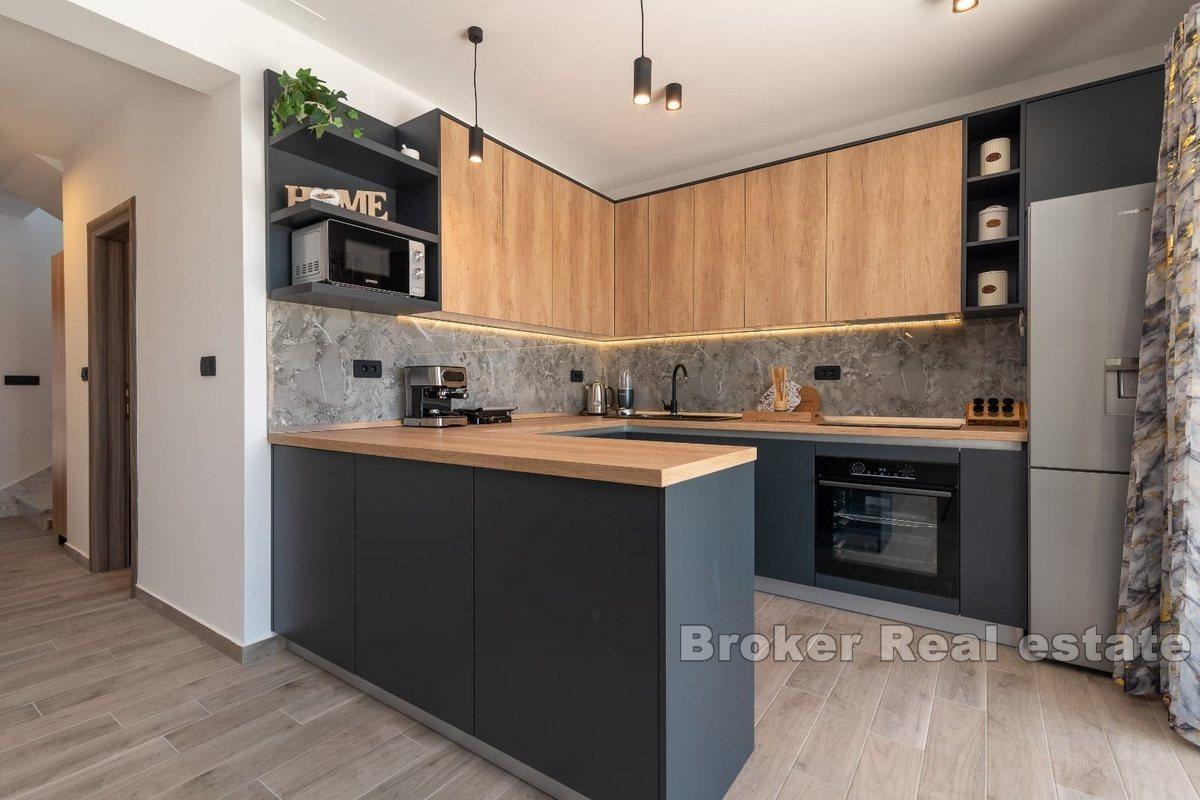 Hus med basseng og havutsikt