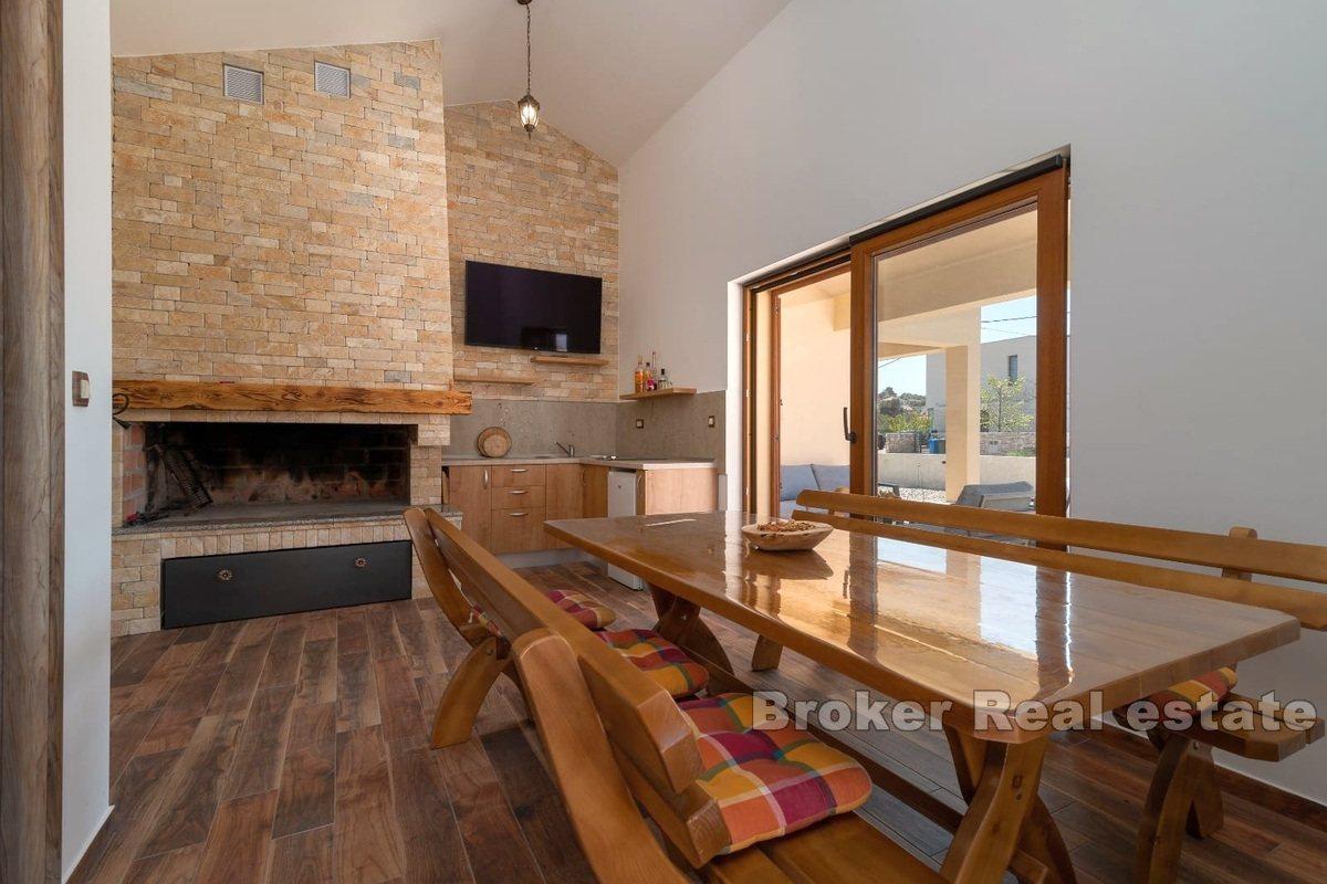 Hus med basseng og havutsikt