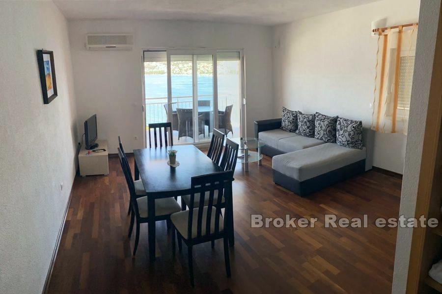 Dom z apartamentami z widokiem na morze