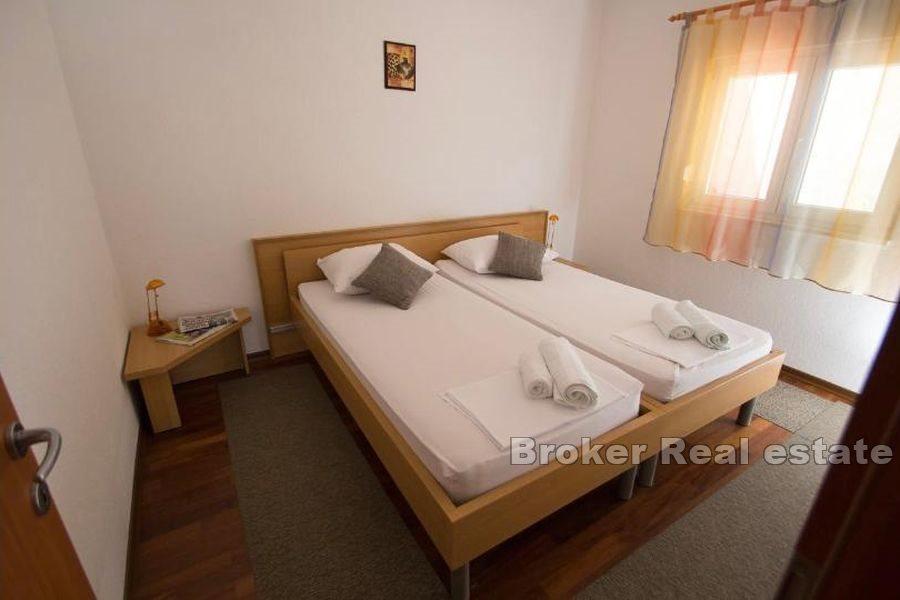 Dom z apartamentami z widokiem na morze