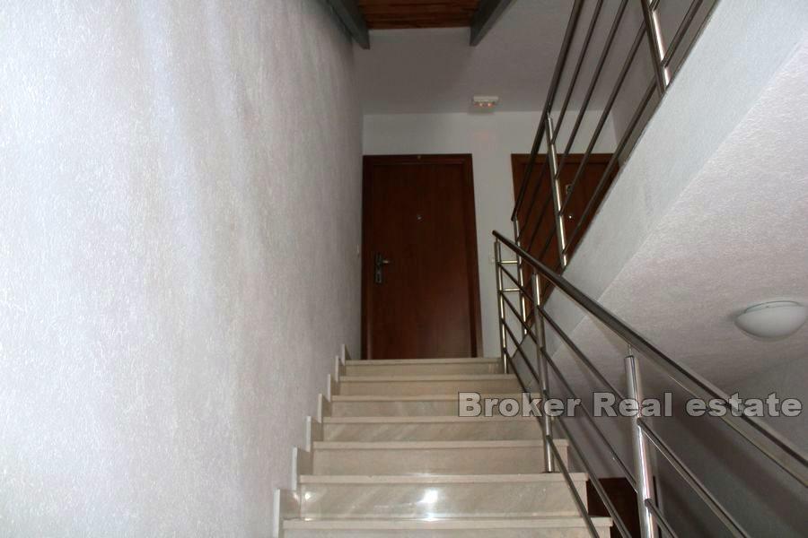 Dom z apartamentami z widokiem na morze