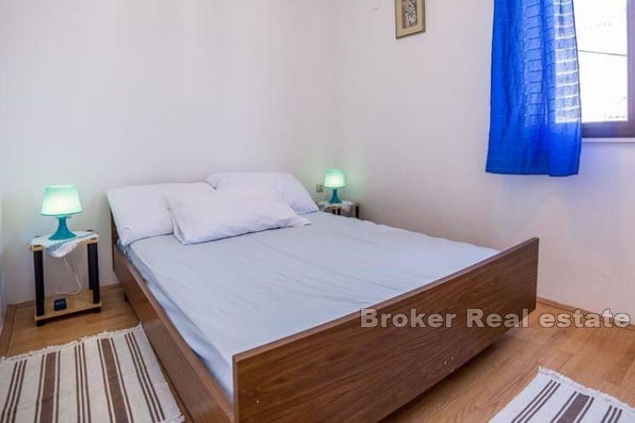 Dom z apartamentami z widokiem na morze