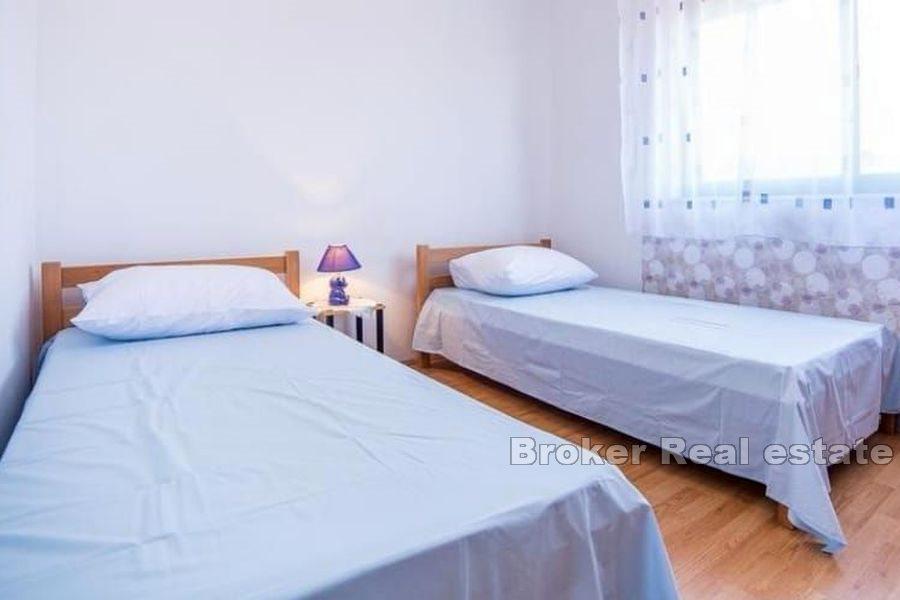 Dom z apartamentami z widokiem na morze