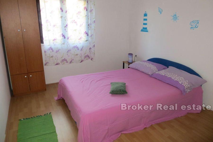 Dom z apartamentami z widokiem na morze