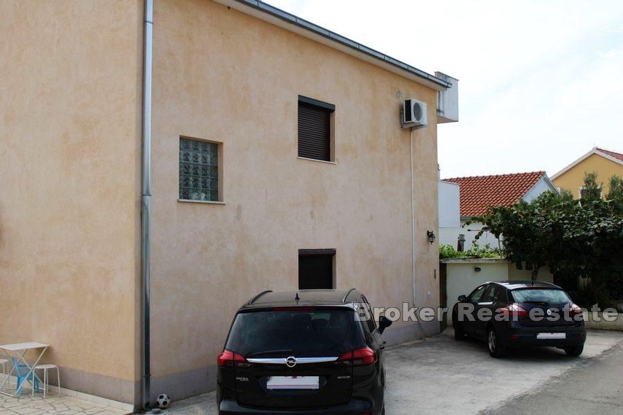 Dom z apartamentami z widokiem na morze