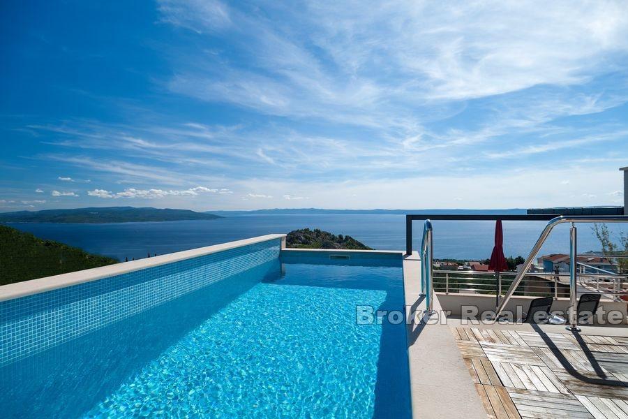 Casa con piscina e vista mare