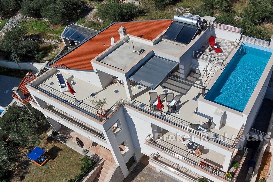 Kuća s bazenom i pogledom na more