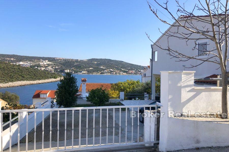 Detached house with sea view