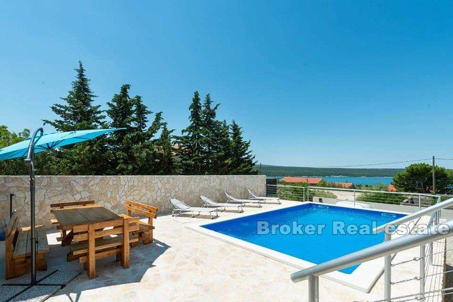 Detached house with sea view