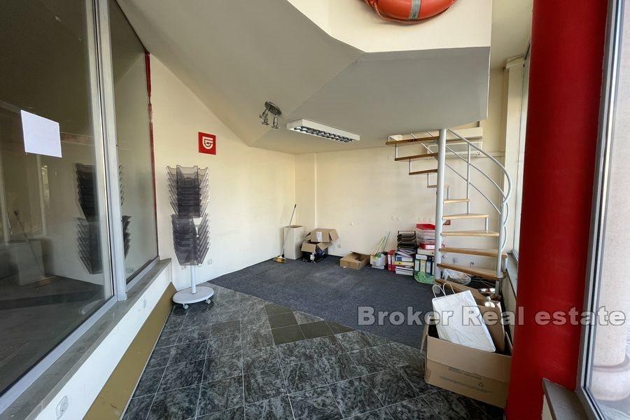 Gewerbeflächen entlang der Straße